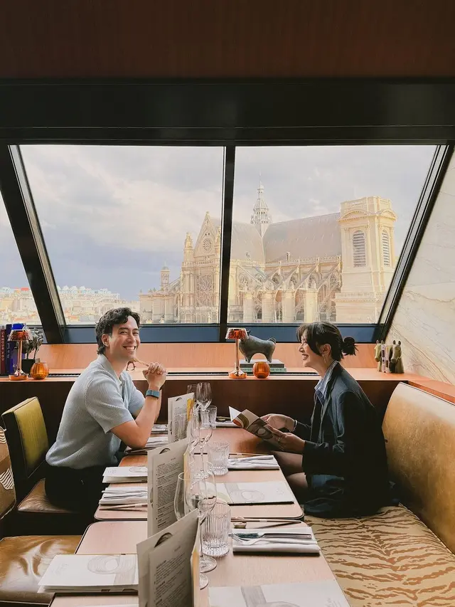 7 Potret Vidi Aldiano dan Sheila Dara Liburan di Paris, Romantis Banget