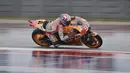 Di bawah hujan deras Marc Marquez menjajal Circuit of the Americas (COTA), Austin, Amerika Serikat. (AP Photo/Tony Gutierrez)