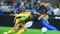 Pemain Sassuolo, Jay Idzes, berusaha menghadang tendangan pemain Inter Milan, Carlos Augusto, pada matchday keempat Serie A 2025/2026 di Stadion Giuseppe Meazza, Senin (22/9/2025). (AP Photo/Antonio Calanni)