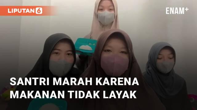 Tampak 4 perempuan muda berusaha protes akan kebijakan institusinya. Mereka mengakui bahwa sudah tidak kuat atas fasilitas makanannya