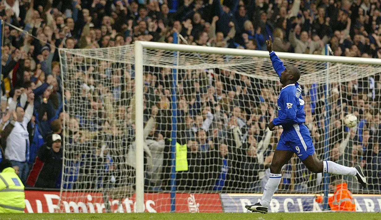 4. Jimmy Floyd Hasselbaink (Belanda) - Malang melintang di sejumlah klub Inggris, dirinya mencetak 127 gol dari 288 laga. (Photo by JIM WATSON / AFP)