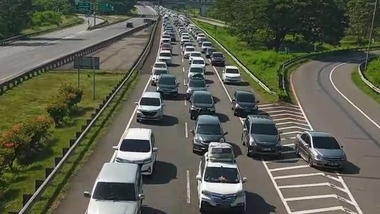 Info Arus Balik 2022: Puluhan Ribu Kendaraan Roda Empat Padati Tol Palikanci Cirebon