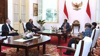 Presiden Joko Widodo atau Jokowi menerima kunjungan kehormatan delegasi Republik Arab Mesir yaitu Menteri Luar Negeri Mesir Sameh Shoukry di Istana Merdeka Jakarta, Jumat (18/3/2022).
