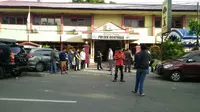 Beberapa petugas berbaju preman sedang berjaga di Mapolsek Bontoala Makassar (Liputan6.com/ Eka Hakim)