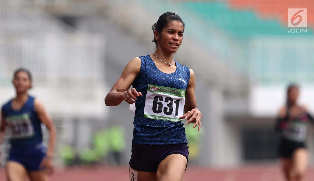 Atlet asal Maluku, Alvin Tehupeiory (tengah) saat berlaga di kelas lari 200 meter putri senior Kejurnas Atletik U18, U20 dan Senior 2019 di Stadion Pakansari, Bogor, Minggu (4/8/2019). Alvin Tehupeiory meraih posisi pertama dengan catatan waktu 23,76 detik. (Liputan6.com/Helmi Fithriansyah)