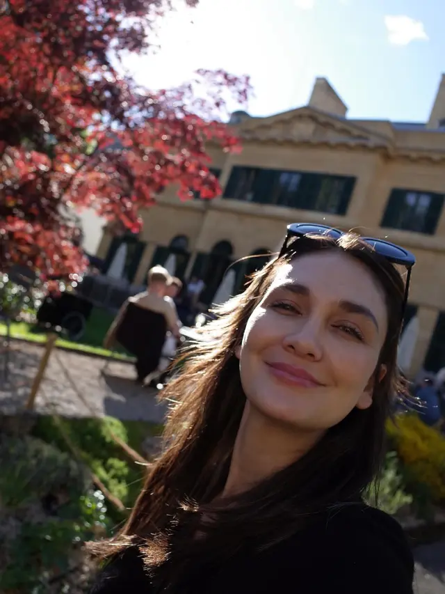7 Potret Luna Maya di Swiss, Tampil Simpel dan Kasual Bak Anak ABG