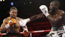 Terence Crawford (kanan) memukul Shawn Porter pada pertandingan tinju perebutan gelar juara dunia kelas welter WBO di Las Vegas, Amerika Serikat, 20 November 2021. Terence Crawford menang TKO pada ronde 10. (AP Photo/Chase Stevens)