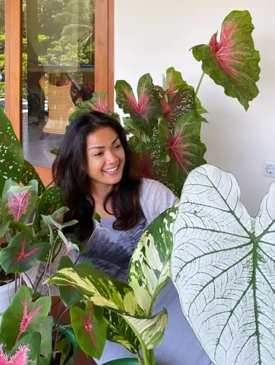 "Menangislah! Bersedihlah! Berilah waktu... Karena kita punya rasa... Namun jangan berlarut2 dan membiarkan rasa itu menarik kita ke titik yg membuat kita lemah... Ada saatnya kita sedih, Ada saatnya kita kecewa, Ada saatnya kita terluka. Manusiawi!" tulisnya. (Instagram/nirinazubir_)