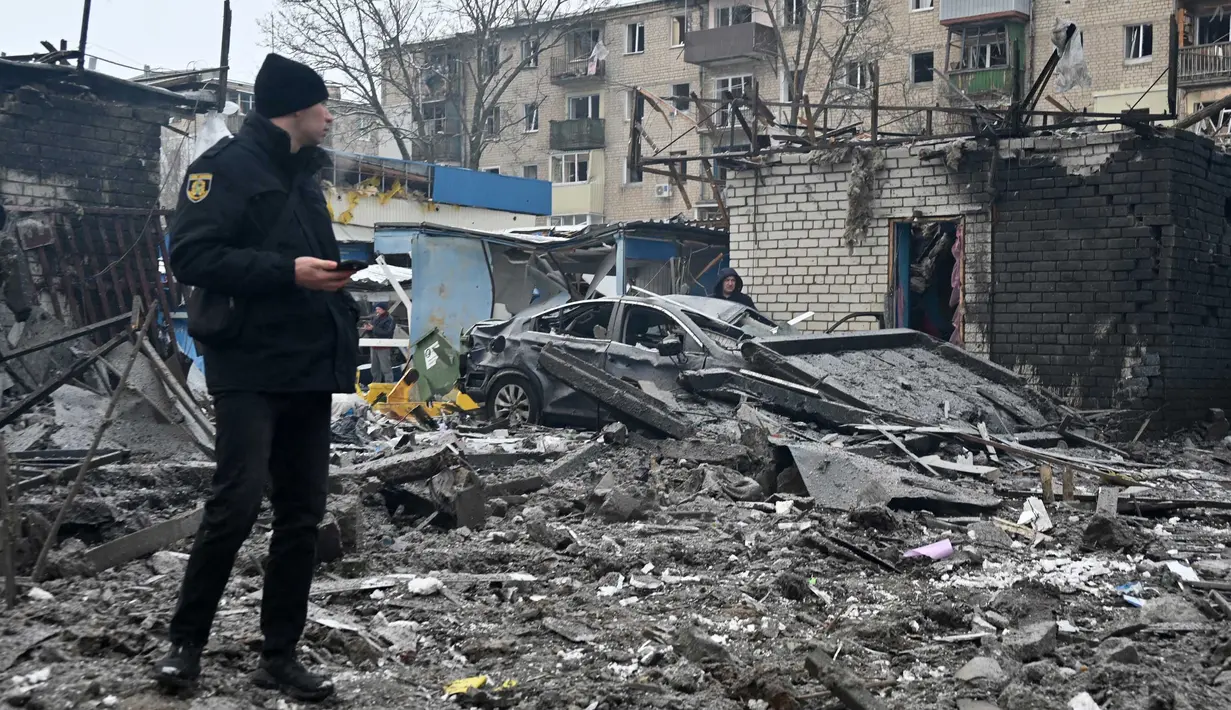 Puluhan orang terluka dan dua orang tewas setelah serangan udara semalam oleh pasukan Rusia yang menargetkan ibu kota Ukraina, Kiev. (SERGEY BOBOK/AFP)