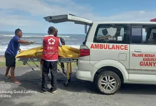 Petugas mengevakuasi potongan tubuh dari Pantai Ketewel Gianyar