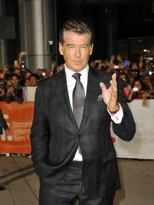 Aktor pemeran James Bond ini bahkan mengancam akan menceraikan istrinya jika berani melakukan sedot lemak. Hal tersebut lantaran ia sangat mencintai istrinya. (Bintang/EPA)