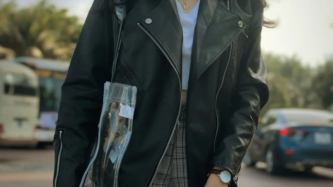 Inspirasi Padu Padan Outfit dengan Jaket Kulit