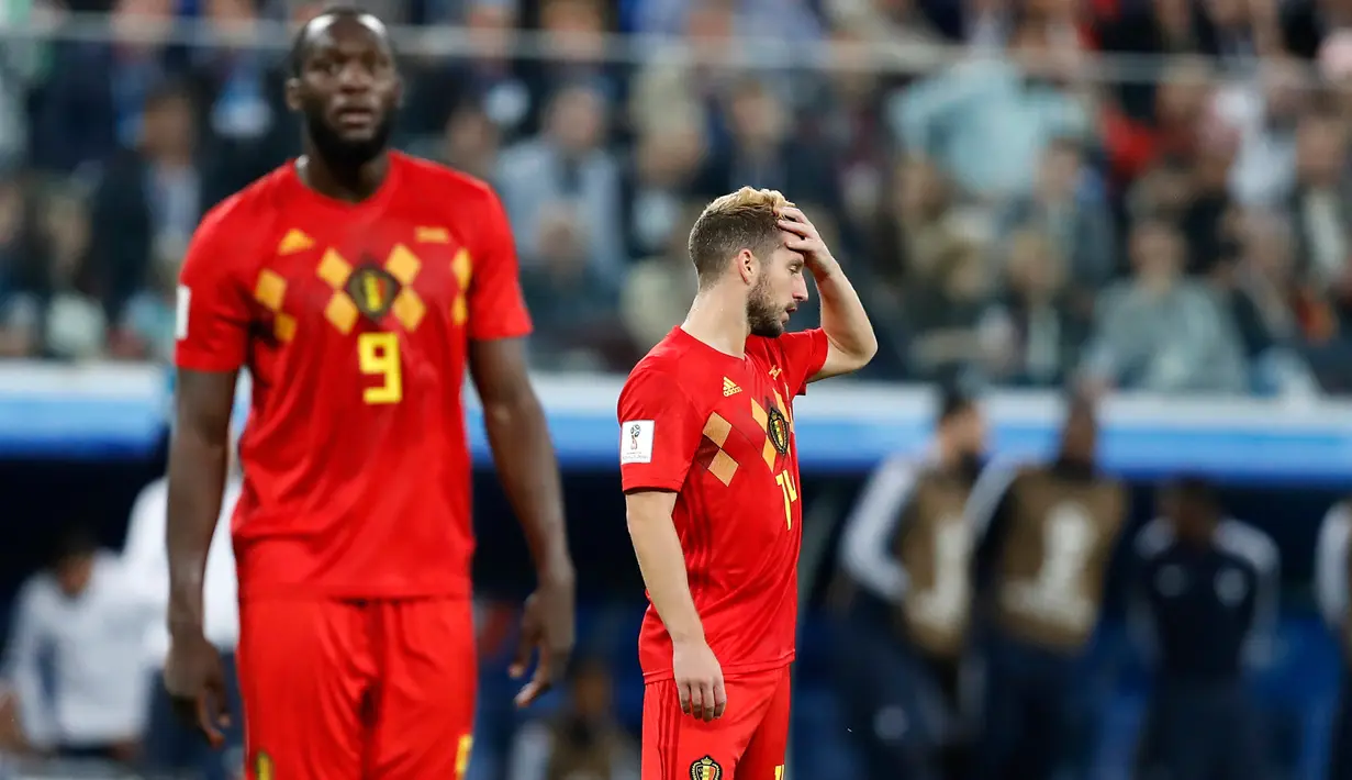 Pemain Belgia, Dries Mertens terlihat kecewa setelah kalah dari Prancis pada babak semifinal Piala Dunia 2018 di Stadion St. Petersburg, Selasa (10/7). Upaya Belgia tampil di final dipastikan berakhir usai takluk 0-1 dari Prancis. (AP/David Vincent)