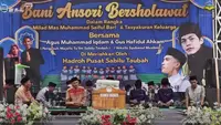 Panggung tanpa Gus Iqdam karena dia berceramah dari mobil Patwal polisi karena sakit. (Foto: SS Youtube AB Media Entertainment)
