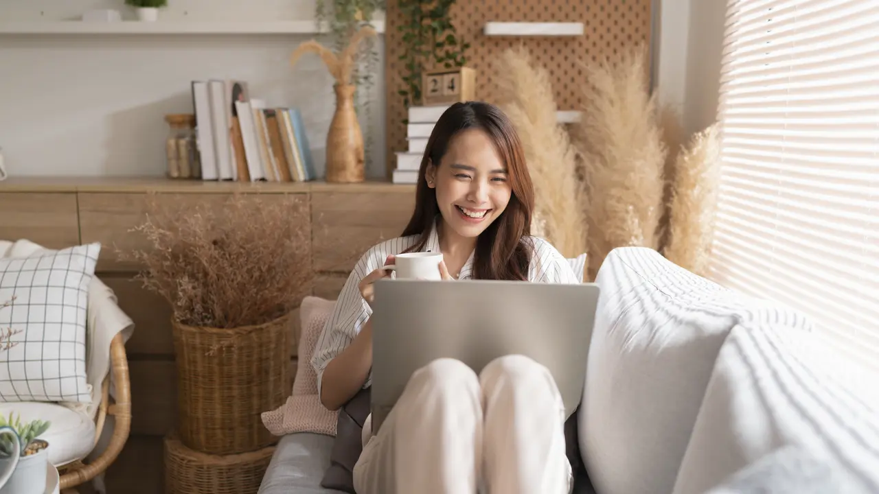 wanita agustus laptop sofa