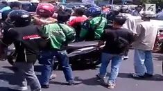 Perseteruan berawal dari perebutan penumpang dari ojek online dan sopir angkot.