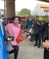 Tingkah Nagita Slavina kerap menarik perhatian. Setelah sebelumnya naik bajaj, kali ini istri Raffi Ahmad itu naik angkot. Meski dikenal dengan julukan Sultan Andara, ia tampak santai naik angkot belanja ke pasar. [Youtube/Rans Entertainment]