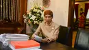Mengenakan baju adat dan belangkon, Presiden Jokowi menandatangani sejumlah dokumen di sela rangkaian acara pernikahan putranya Gibran Rakabuming Raka-Selvi Ananda, di kediamannya, di Solo, Jawa Tengah, Rabu (10/6/2015). (Liputan6.com/Faizal Fanani)