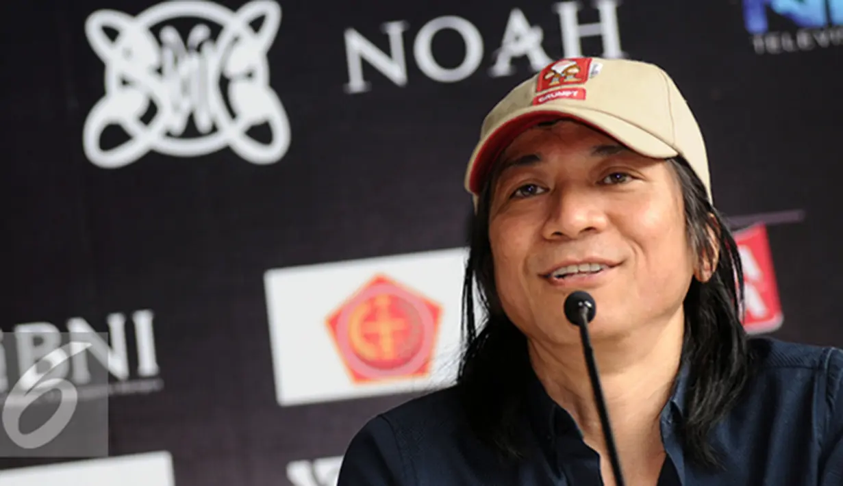 Personil grup musik Slank, Abdee Negara memberikan keterangan final Piala Jenderal Sudirman di Jakarta, Rabu (20/1/2016). Slank akan tampil pada final Piala Jenderal Sudirman di Stadion GBK Jakarta, Minggu (24/1). (Liputan6.com/Helmi Fithriansyah)