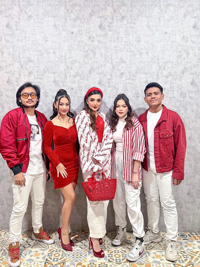 7 Potret Carmen Gloria, Penyanyi yang Ikut Bawakan Lagu Bersama Anang dan Ashanty di GBK