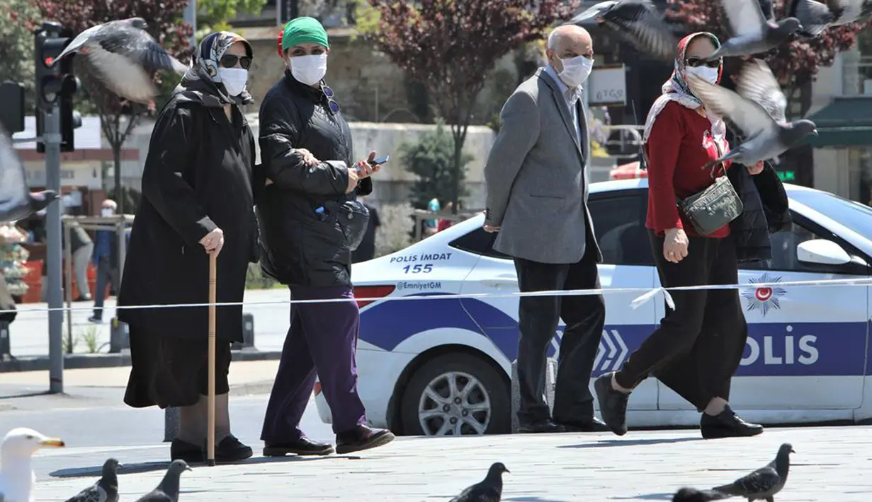 Para lansia jalan-jalan di Istanbul, Turki, Minggu (10/5/2020). Setelah melonggarkan lockdown terkait virus corona COVID-19, Turki mengizinkan para lansia berusia 65 tahun ke atas untuk keluar rumah.