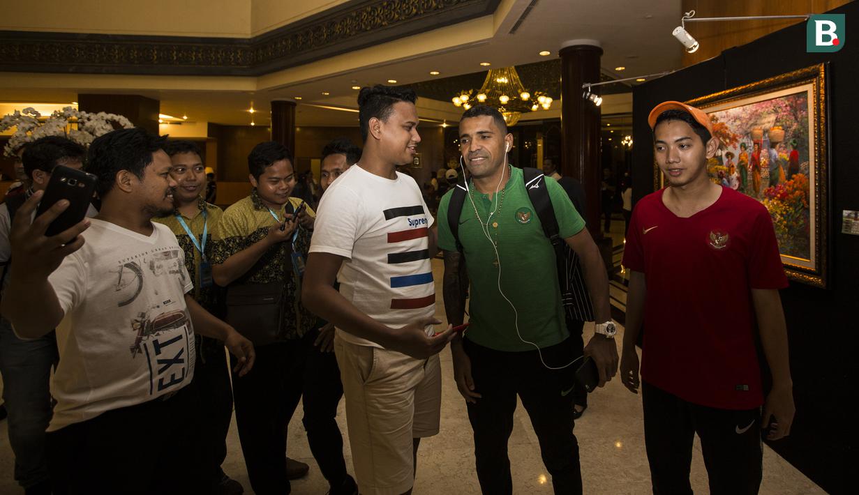 Pemain Timnas Indonesia, Beto Goncalves, berjalan saat tiba di Hotel Sultan, Jakarta, Selasa (13/11). Indonesia menang 3-1 atas Timor Leste pada laga Piala AFF 2018. (Bola.com/Vitalis Yogi Trisna)