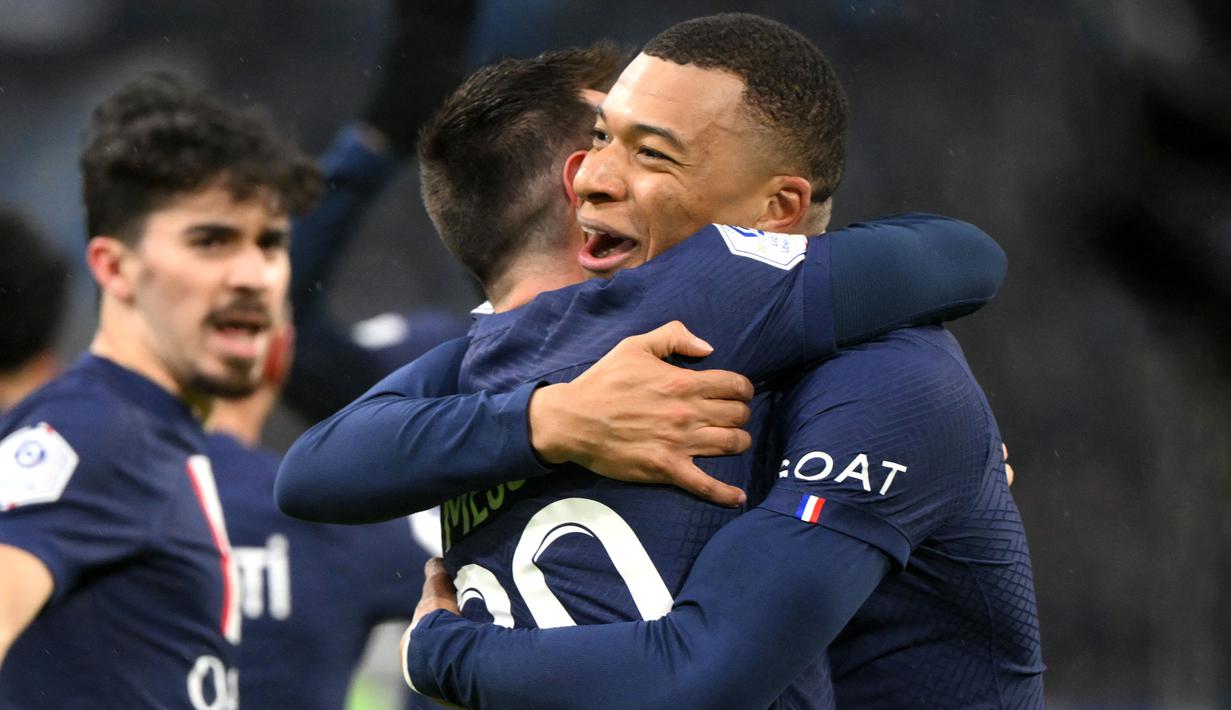 <p>Pemain PSG, bersama Lionel Messi (kiri) melakukan selebrasi bersama rekannya Kylian Mbappe setelah mencetak gol ke gawang Marseille pada laga lanjutan Liga Prancis 2022/2023 yang berlangsung di Velodrome Stadium, Jakarta, Senin (27/02/2023) dini hari WIB. Les Parisiens menang dengan skor 3-0.</p>
