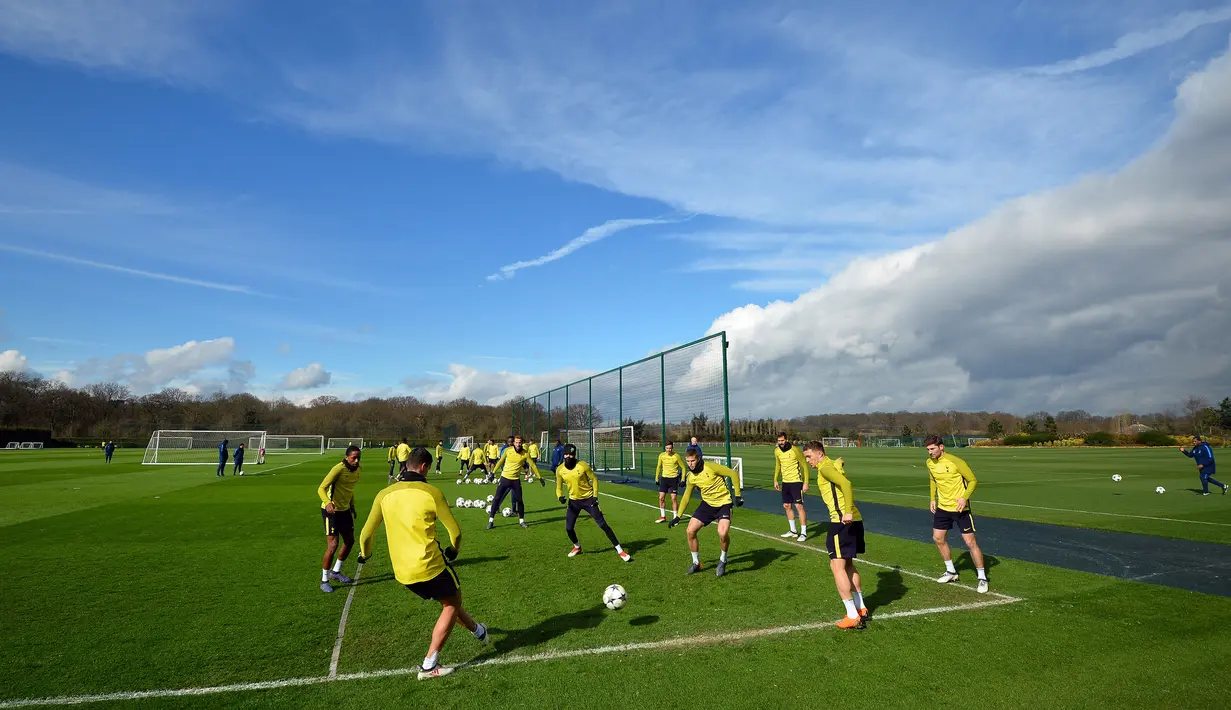 Pemain Tottenham Hotspur ambil bagian dalam sesi latihan di Tottenham Hotspur's Enfield Training Center, London, Selasa (6/3). Leg kedua antara Tottenham dengan Juventus akan berlangsung di Stadion Wmbley. (GLYN KIRK/AFP)