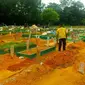 Belasan makam ambles di TPU Payung Sekaki Pekanbaru sudah diperbaiki oleh penjaga di sana. (Liputan6.com/M Syukur)