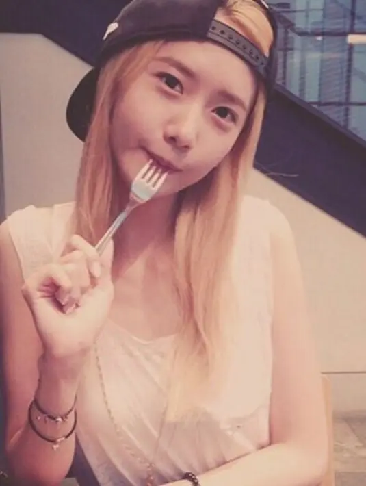 "Membuatkan sarapan pagi untuk member SNSD adalah sebuah tugas ku, karena di antara mereka hanyalah diriku yang bisa memasak," ungkap Yoona melalui Soompi. (instagram/Bintang.com)