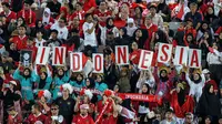 Para suporter Indonesia memberi dukungan saat Timnas Indonesia U-23 menghadapi Yordania U-23 pada laga ketiga Grup A Piala Asia U-23 2024 di Abdullah bin Khalifa Stadium, Doha, Qatar, Minggu (21/4/2024). (AFP/Karim Jaafar)