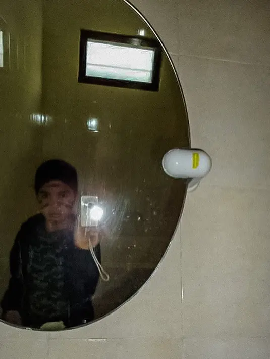 El Rumi di masa kecil sudah melakukan mirror selfie. "Semua orang pasti pernah ALAY pada jamannya," tulisnya. (Foto: Instagram/ elelrumi)