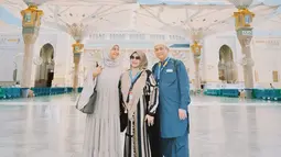 Awkarin berfoto bersama ayah dan ibunya di Masjid Nabawi. Dia bersyukur karena bisa menunaikan umrah bersama kedua orangtuanya. (Foto: Instagram/ narinkovilda)