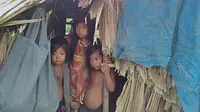 Anak-anak bermasin di Rumah Godong Orang Rimba di kelompok Sako Ninik Tuo, Makekal Ilir, Kabupaten Tebo. (Liputan6.com/Gresi Plasmanto)
