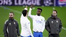 Pelatih sementara Real Madrid, Alvaro Arbeloa mematok target tinggi bagi timnya jelang laga menghadapi Benfica dini hari nanti. Tampak dalam foto, gelandang Real Madrid asal Prancis, Eduardo Camavinga (kedua kana ) memberi isyarat saat sesi latihan jelang matchweek kedelapan Liga Champions 2025-2026 melawan SL Benfica di stadion Luz, Lisbon pada Selasa 27 Januari 2026. (FILIPE AMORIM/AFP)