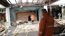 Petugas pemadam kebakaran melakukan pendingan di gedung Hailai yang terbakar di kawasan Ancol, Jakarta Utara, Selasa (5/11/2019). Sebanyak 20 unit mobil damkar dikerahkan untuk memadamkan api yang membakar gedung Hailai pada Senin (4/11/2019) malam tersebut. (Liputana6.com/Faizal Fanani)