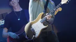 Penyanyi asal Amerika Serikat, John Mayer tampil dalam konser bertajuk John Mayer Asia Tour 2019 di ICE BSD City, Tangerang, Jumat (5/4/2019). Dalam konser perdananya di Indonesia tersebut, John Mayer tampil kasual dengan t-shirt hijau dan jeans panjang. (Fimela.com/Bambang E. Ros)