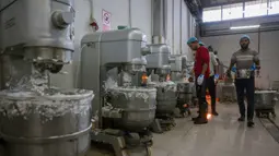 Untuk sementara, pabrik Al-Arees memprioritaskan pemulihan lini produksi untuk permen al-Shatwi yang sangat populer, terutama di musim dingin. Tampak dalam foto, para pekerja Palestina menyiapkan isian kue manis yang dikenal secara lokal sebagai "al-Shatwi" (kue musim dingin) Crimbo, saat pabrik Al-Arees secara bertahap melanjutkan produksinya setelah terhenti akibat perang, di Deir al-Balah, Jalur Gaza tengah pada 12 Januari 2026, (Bashar Taleb/AFP)