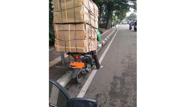 Potret 5 Driver Ojek Online Antar Barang Oversize Ini Perjuangan Banget