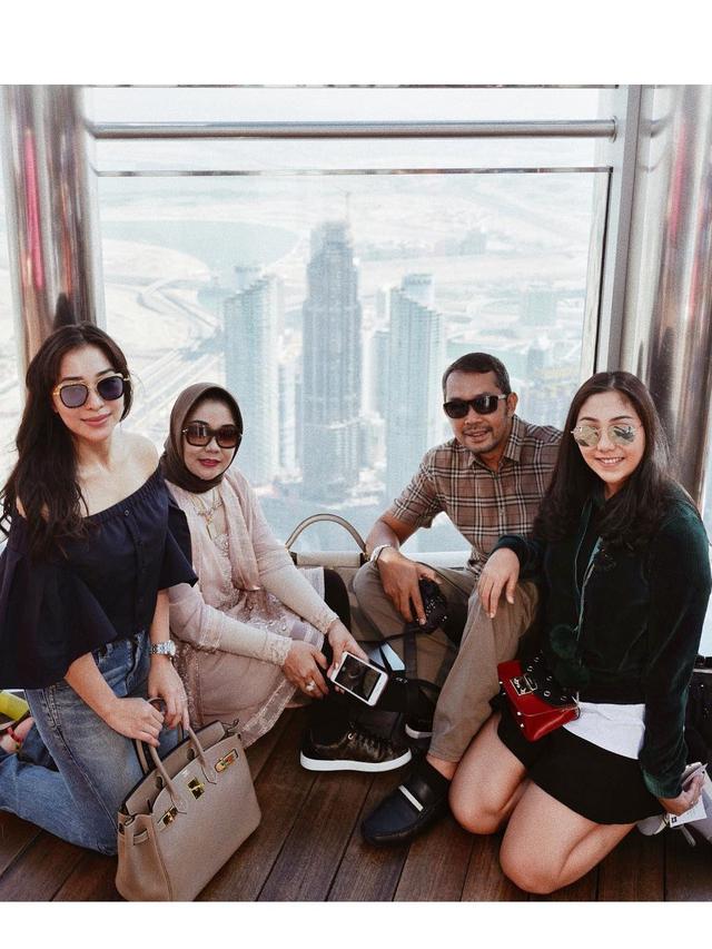 6 Potret Kebersamaan Nikita Willy dan Ayah Tirinya, Akrab Banget
