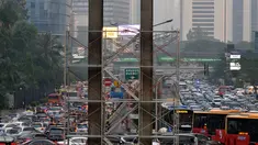 Kendaraan terjebak macet jelang jam berbuka puasa di Bundaran Hotel Indonesia, Jakarta, Senin (6/6). Menjelang waktu berbuka puasa hari pertama ini berbagai ruas jalan di Jakarta di penuhi kendaraan dan Kemacetan parah. (Liputan6.com/Johan Tallo)
