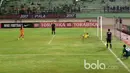 Kiper Madura United gagal menghalau bola sepakan pemain Pusamania Borneo FC saat adu penalti pada babak delapan besar Piala Presiden 2017 di Stadion Manahan, Solo. Jumat (25/2/2017). (Bola.com/Nicklas Hanoatubun)