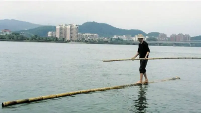 Siapa Butuh Perahu? Bambu Pun Mampu Menyeberangi Sungai