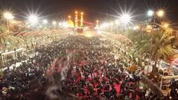 Ribuan jamaah Syiah berkumpul dekat tempat suci Imam Abbas dan Imam Hussein dalam memperingati hari Asyura di Baghdad, Irak, (10/10). Hari Asyura merupakan puncak peringatan Tragedi Karbala. (AP Photo/Hadi Mizban)