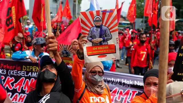 Buruh Geruduk Kemnaker Tolak Aturan Potong Upah 25 Persen