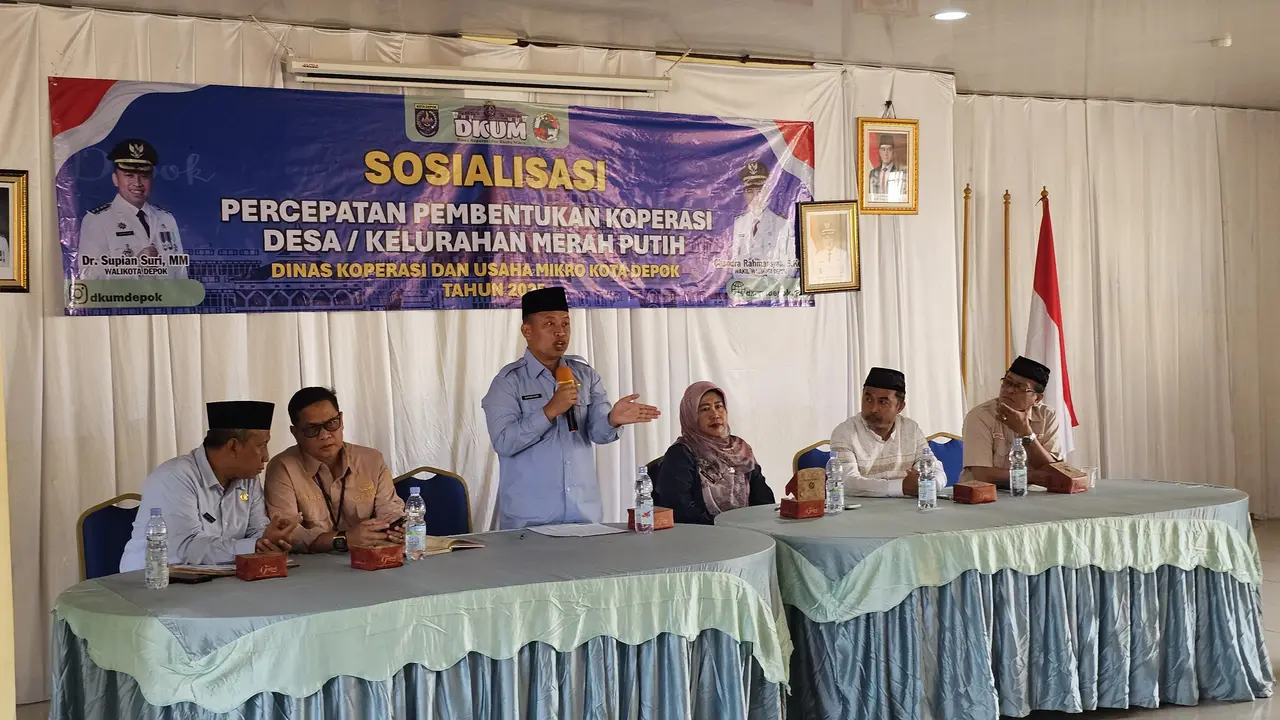 Wali Kota Depok, Supian Suri saat mensosialisasikan Koperasi Merah Putih di kantor Kecamatan Sawangan, Depok.