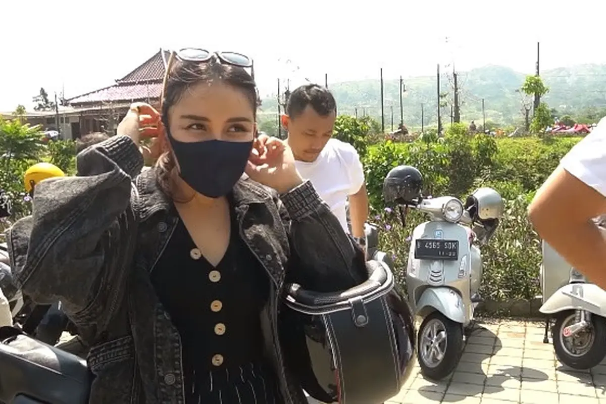 7 Momen Ayu Ting Ting Touring Naik Vespa ke Bogor, Tapi Ujungnya Bikin Kesal