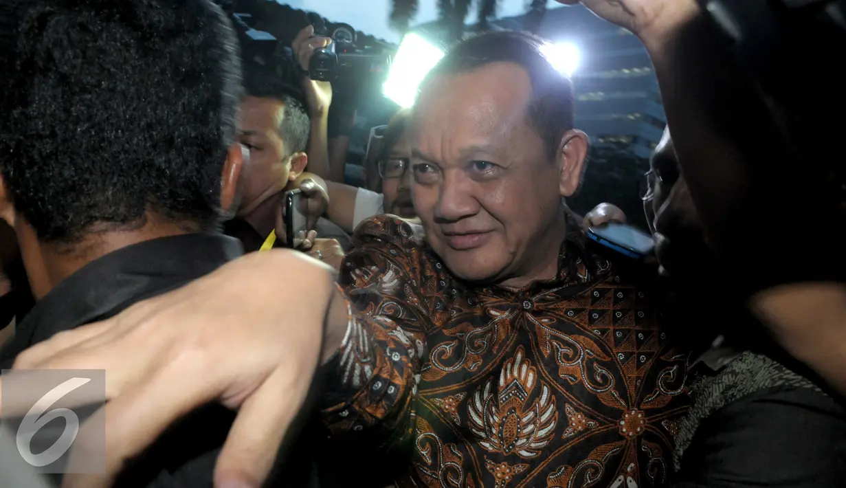Sekretaris MA, Nurhadi Abdurrachman keluar dari Gedung KPK, Jakarta, Selasa (24/5). Nurhadi berusaha menerobos kerumunan wartawan yang menghadangnya. (Liputan6.com/Helmi Afandi)