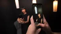 Konsumen diperkenankan menjajal fitur pada Galaxy A8 dan Galaxy A8+ di ajang consumer launch (Foto: Dokumentasi Samsung)