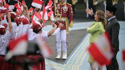 Kedatangan Presiden Peru, Dina Ercilia Boluarte Zegarra di Istana Merdeka disambut meriah sejumlah pelajar dari Sekolah Menengah Pertama (SMP) dan Sekolah Dasar (SD) yang masih menggunakan seragam. Para pelajar tersebut juga mengibar-ngibarkan bendera Indonesia dan Peru. (Bay ISMOYO/AFP)
